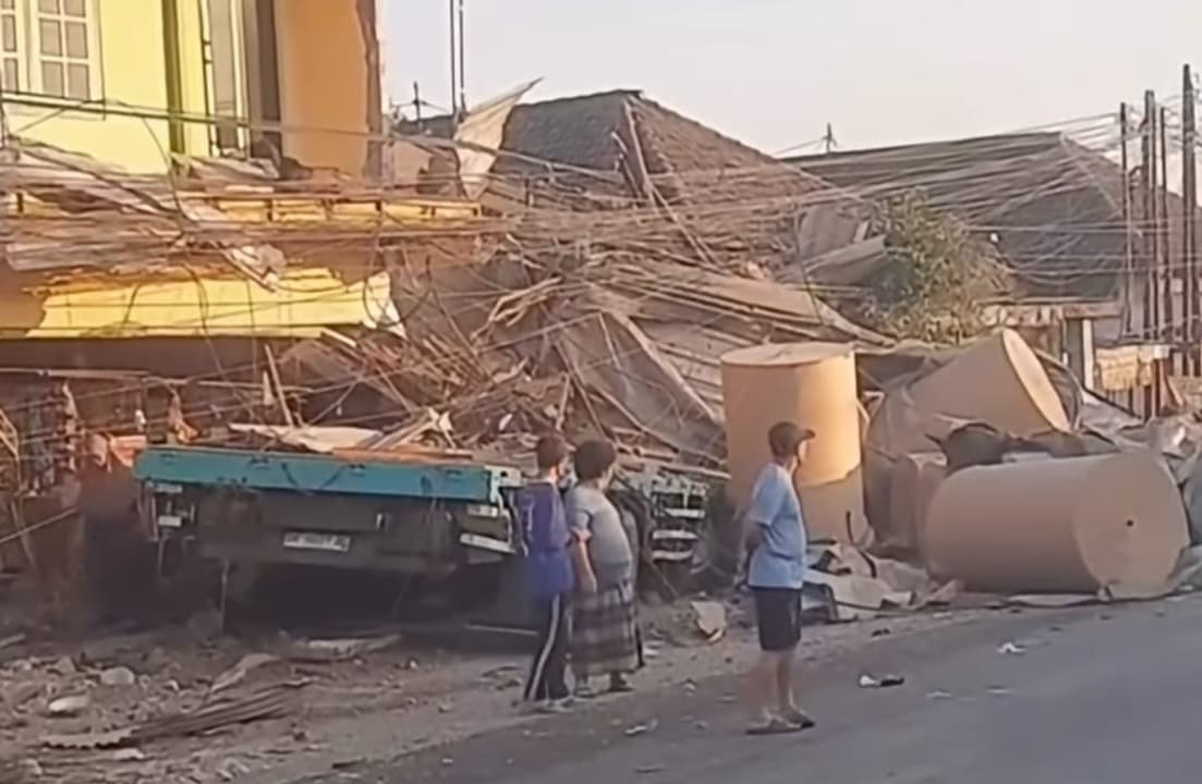Trailer Tabrak Truk, Motor dan Rumah di Pasuruan, 3 Orang Tewas
