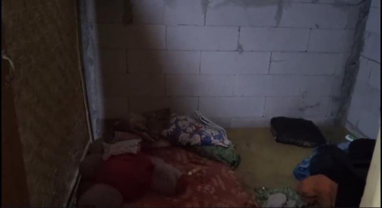 Rumah Reyot Berdinding Gedhek, Bupati Kediri Datang Beri Bantuan Bedah Rumah untuk Lansia Penyintas Stroke