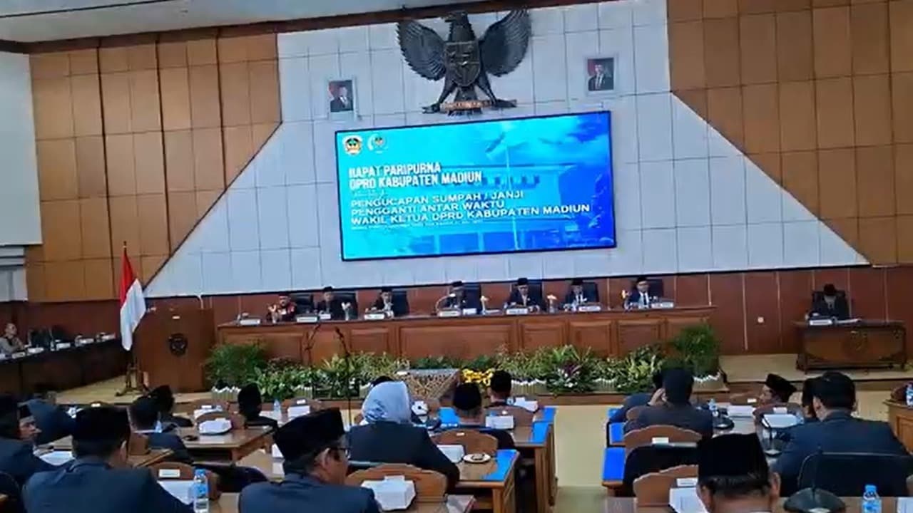 Resmi Dilantik, Agus Prayitno Gantikan Ali Masngudi sebagai Wakil Ketua DPRD Madiun