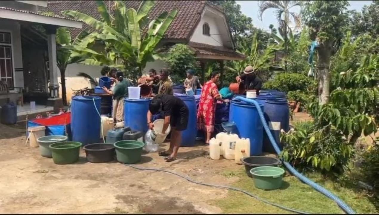 Kemarau Melanda, Warga Gucialit Lumajang Rela Berebut Air Bersih Demi Bertahan Hidup