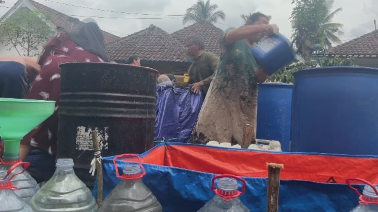 Warga Desa Gucialit Berebut Air Bersih