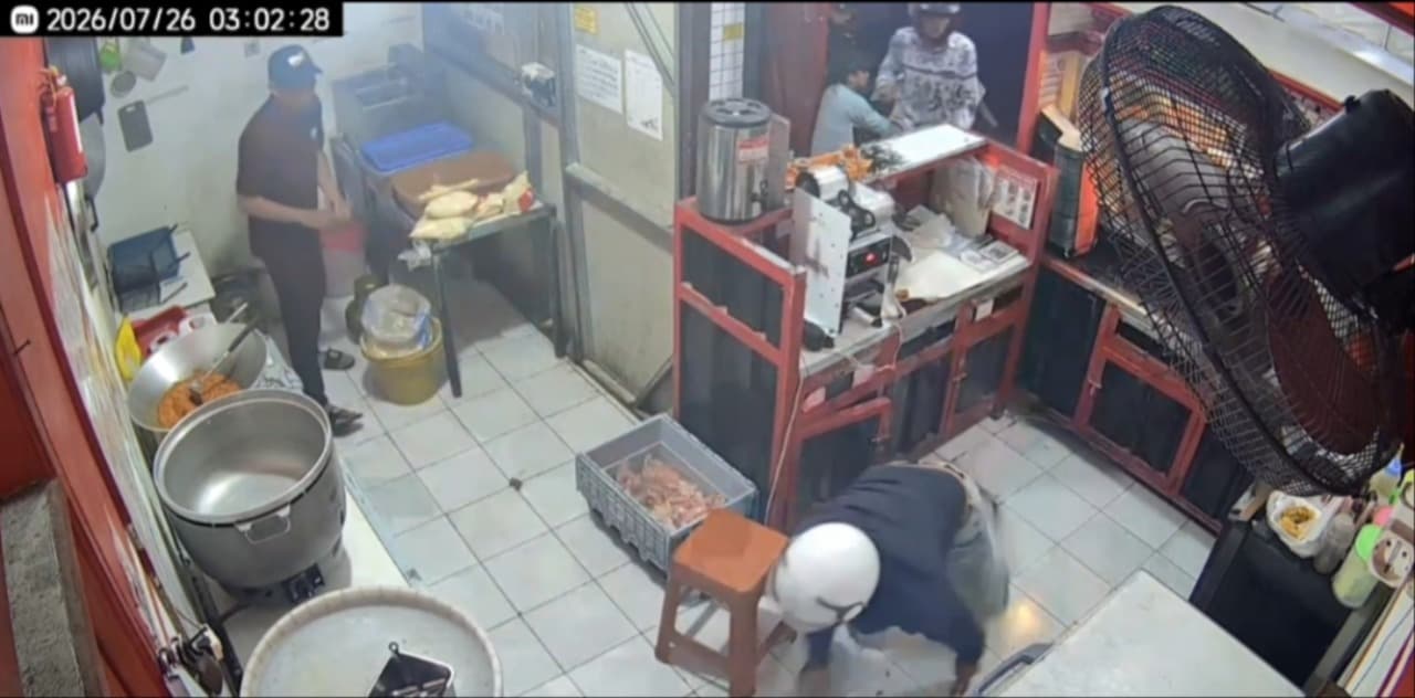 Aksi Gangster Bersenjata Celurit Acak-acak Gerai Ayam Geprek 24 Jam di Sidoarjo