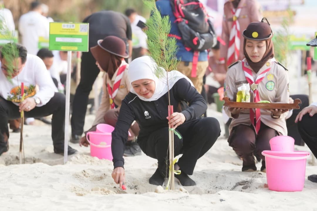 Gubernur Khofifah Ajak Kaka Slank ‘Nandur’ Cemara Udang di Festival Mangrove Jawa Timur