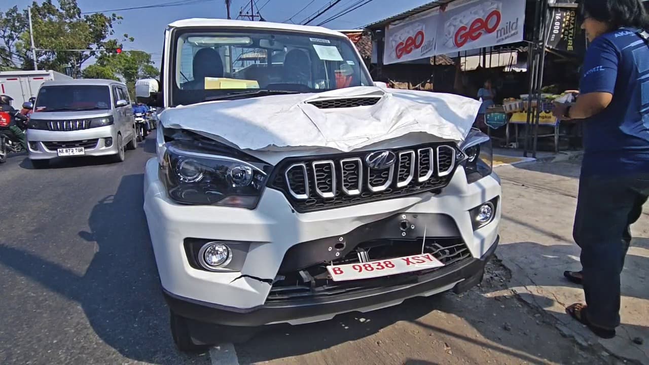 Diduga Kurang Fokus, Mobil Pick-up KDKMP Tabrak Bus Pariwisata hingga Picu Kecelakaan Beruntun di Ponorogo