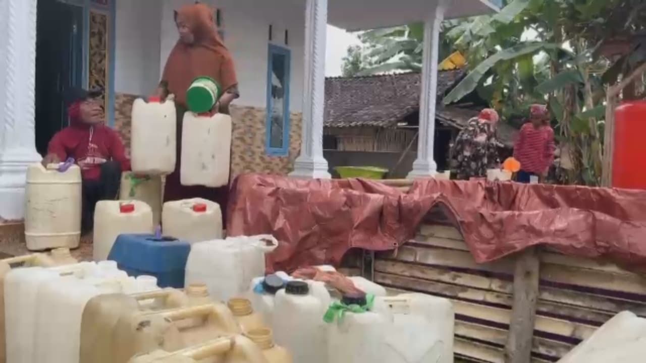 Krisis Air, Warga Sunggi Jerigen Ratusan Meter