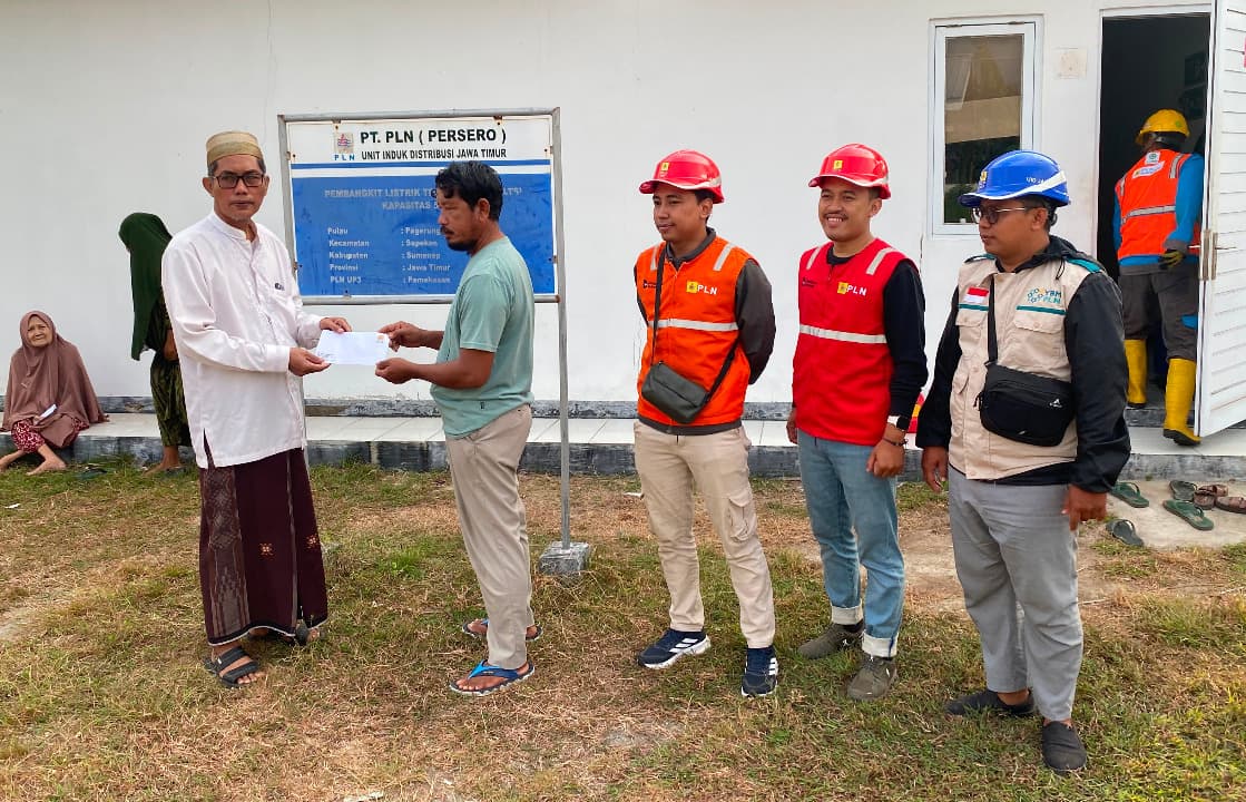 Semarak Kemerdekaan RI, YBM PLN UP3 Madura Salurkan Santunan bagi Warga Dhuafa di Pulau Pagerungan Kecil Sumenep
