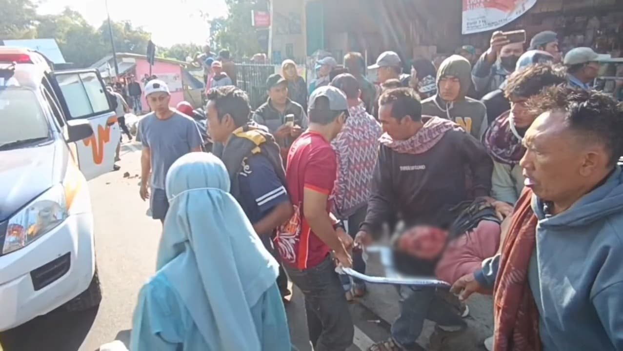 Diduga Rem Blong, Toyota Ayla Tabrak Pikap Satu Keluarga di Jalur Bromo Probolinggo, 3 Orang Terluka