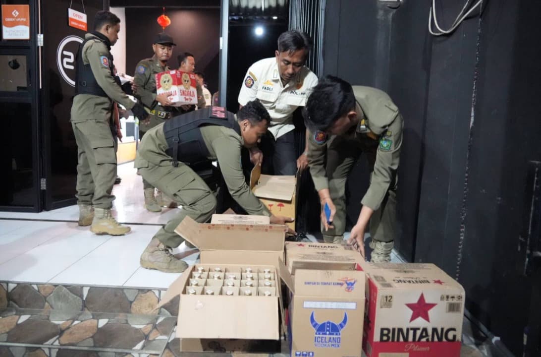 Ruko Berkedok Vape Store di Sidoarjo Jadi Gudang Miras, Petugas Sita 1.696 Botol Miras