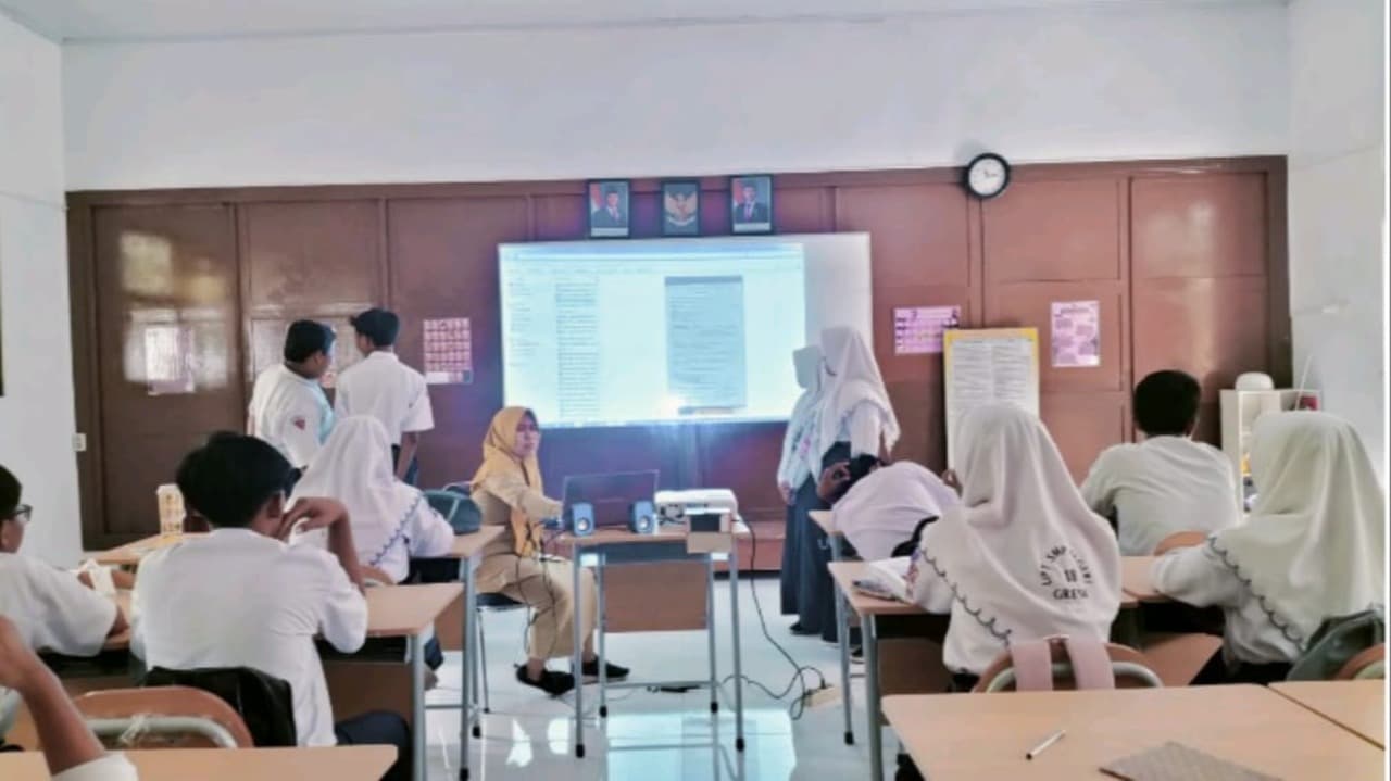 Ketika Kimia Berhenti Menakutkan: Kisah Sebuah Kelas yang Berani Bereksperimen