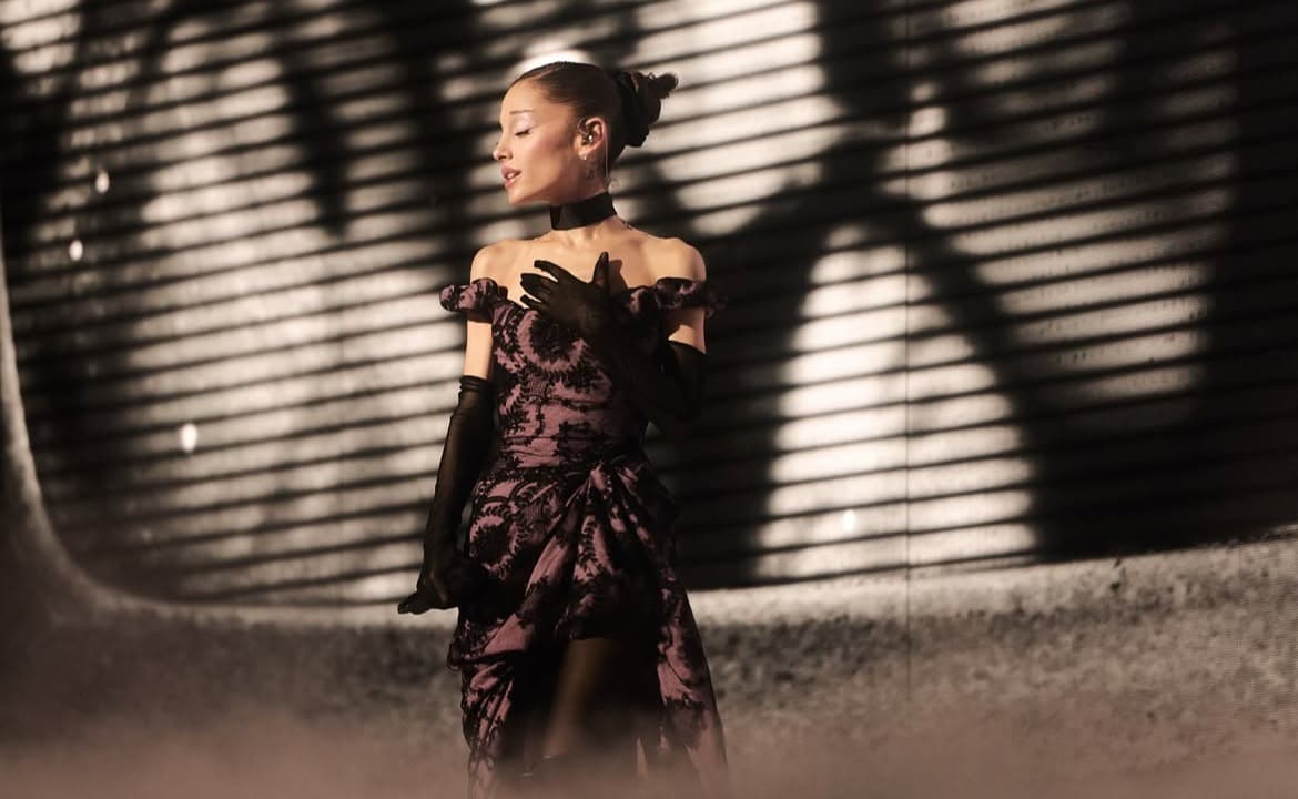 Ariana Grande Pilih Hiatus, Mundur dari Proyek Musikal Bersama Jonathan Bailey