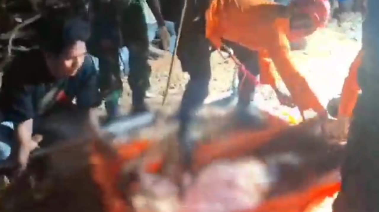 Dua Pekerja Penggali Sumur Tewas Tertimbun Material Longsor di Trenggalek