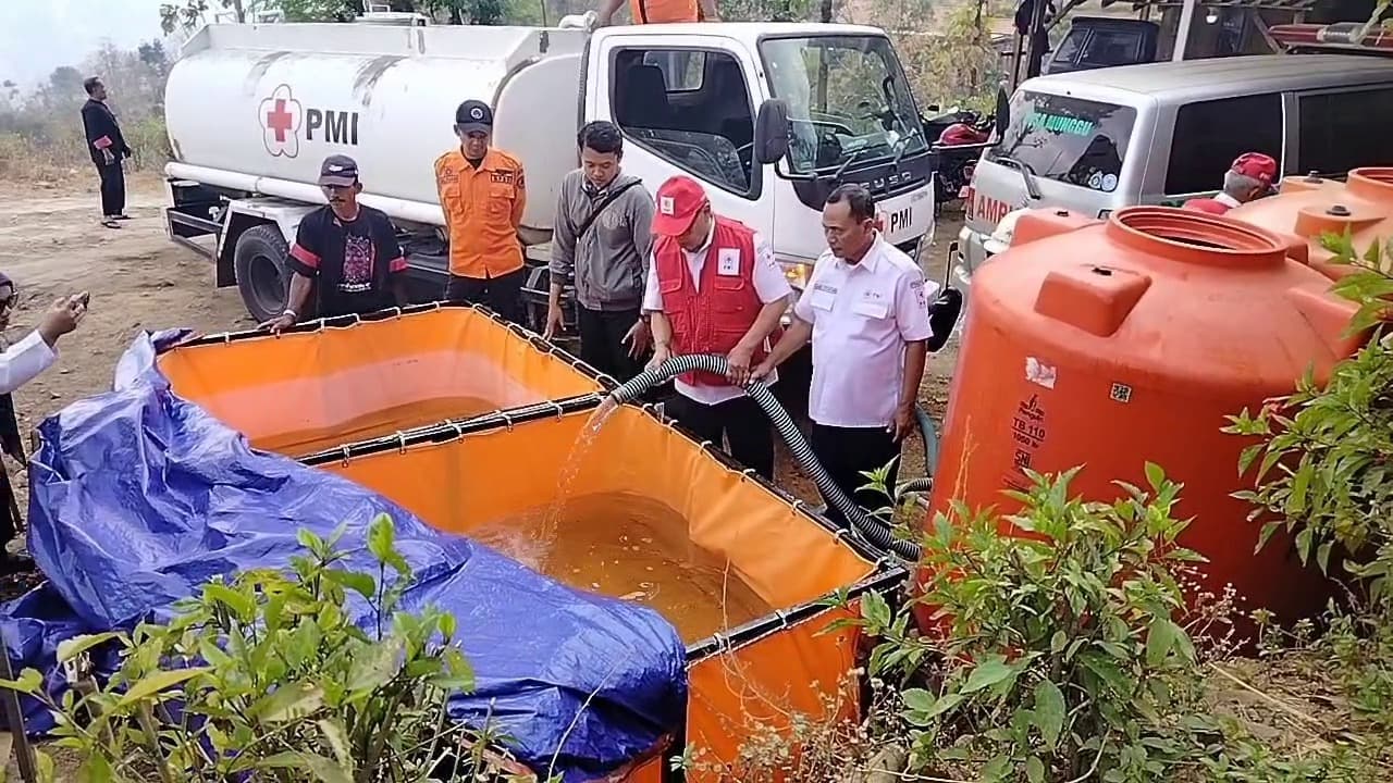 Musim Kemarau Panjang, PMI Ponorogo Mulai Dropping Air Bersih ke Daerah Terdampak