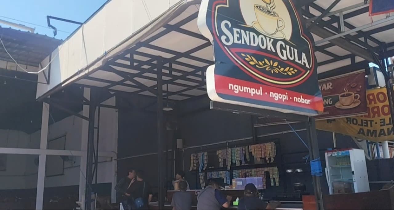 Geng Motor Diduga Oknum Suporter Bola Serang Warkop Lokasi Nobar di Sidoarjo, Petasan dan Batu Melayang