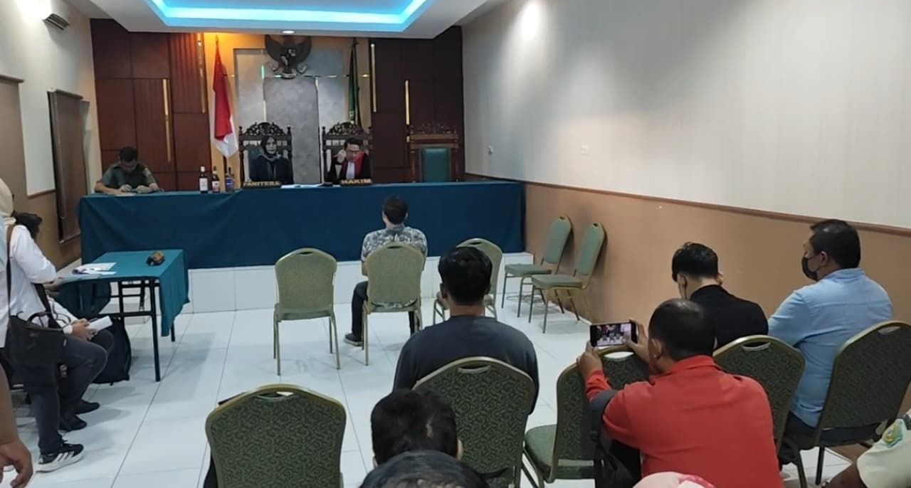 Buka Usaha Eceran Tanpa Izin, 3 Penjual Miras di Sidoarjo Divonis Denda dan Barang Bukti Dimusnahkan. Denda Bagi Penjual Miras, Hanya 1 Juta Rupiah