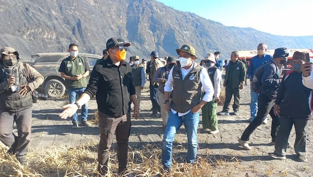 Tinjau Kebakaran di Bromo, Menhut Pastikan Water Bombing Beroperasi Hingga Api Padam