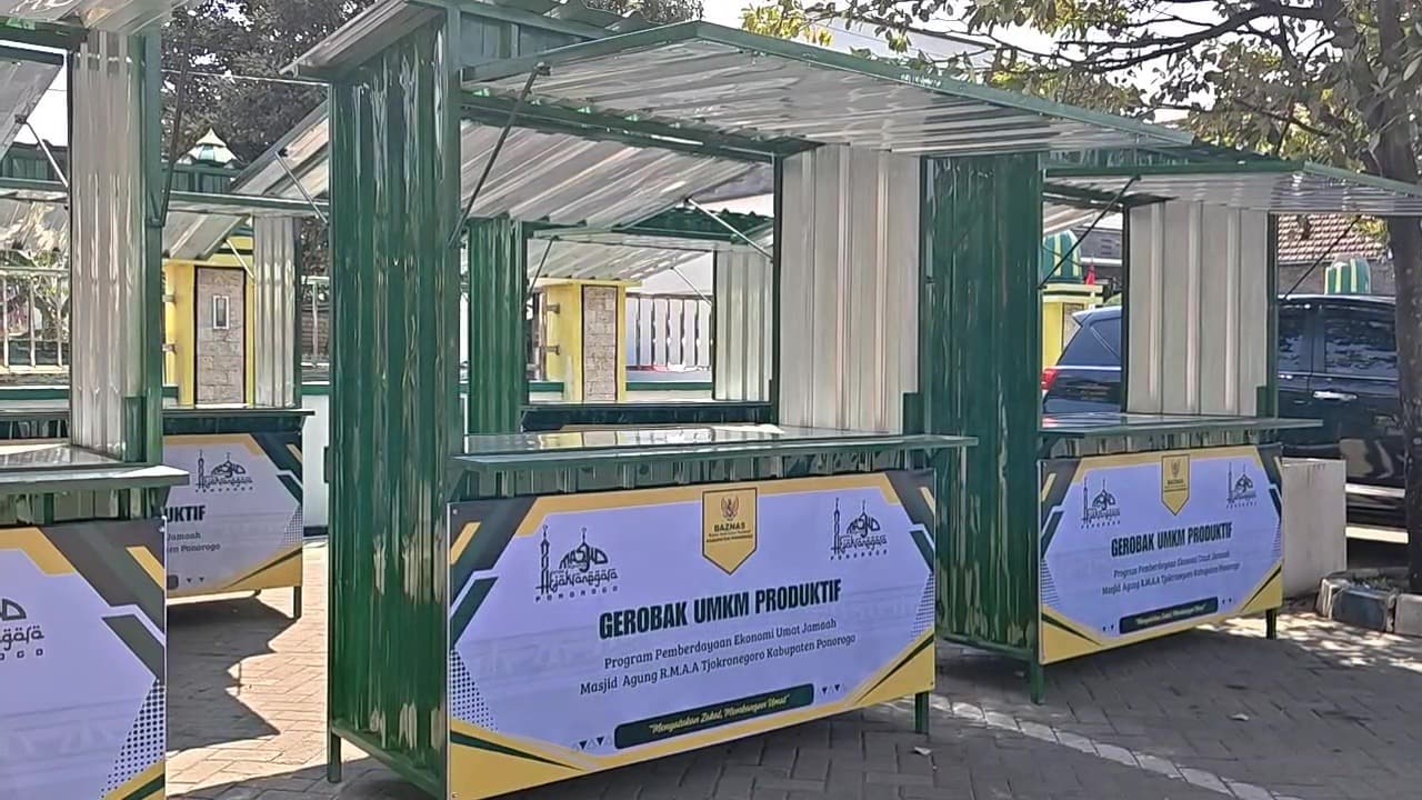 Mustahik Terima Bantuan Gerobak untuk Kembangkan Usaha