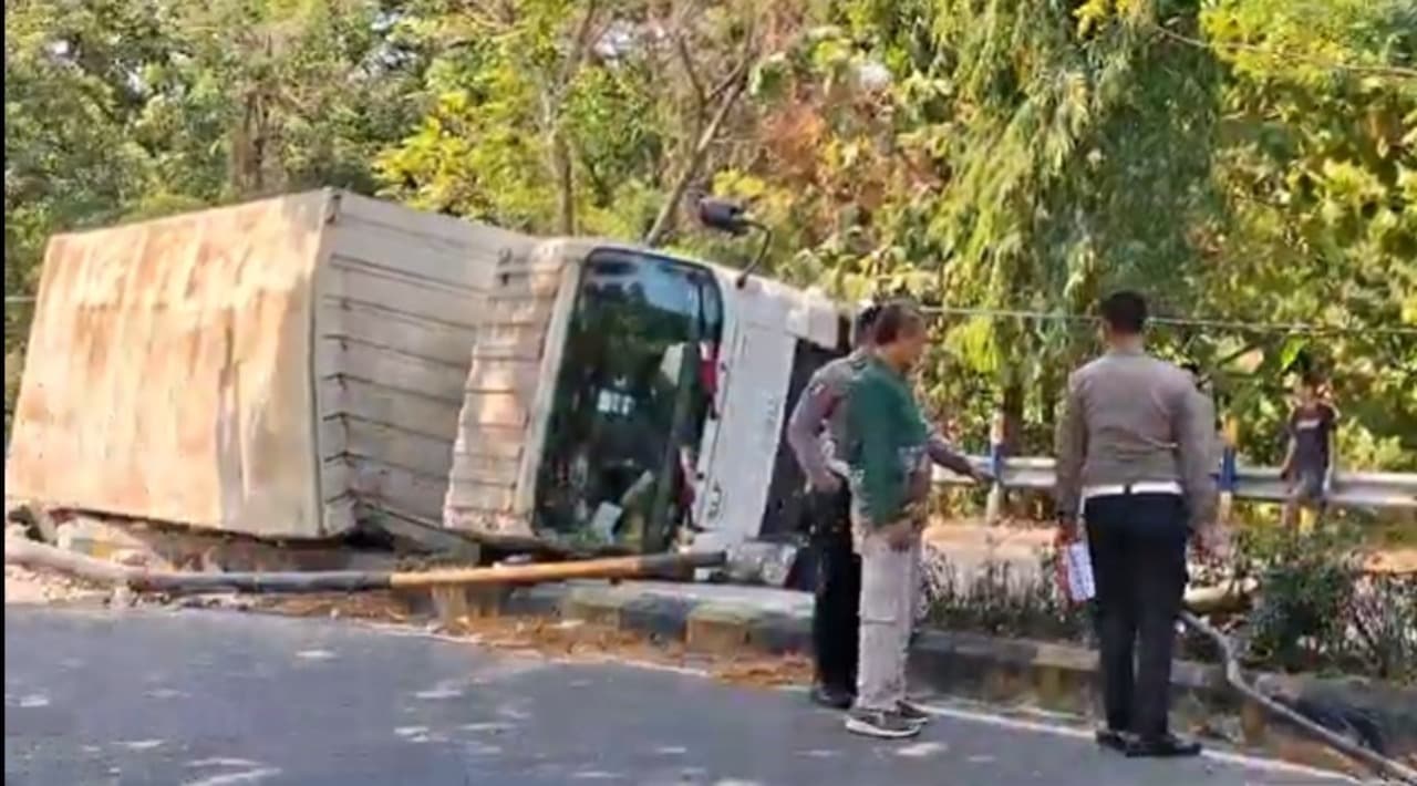 Diduga Hilang Kendali di Tikungan, Truk Box Muatan Paket Terguling Hantam Median dan Tiang PJU di Madiun