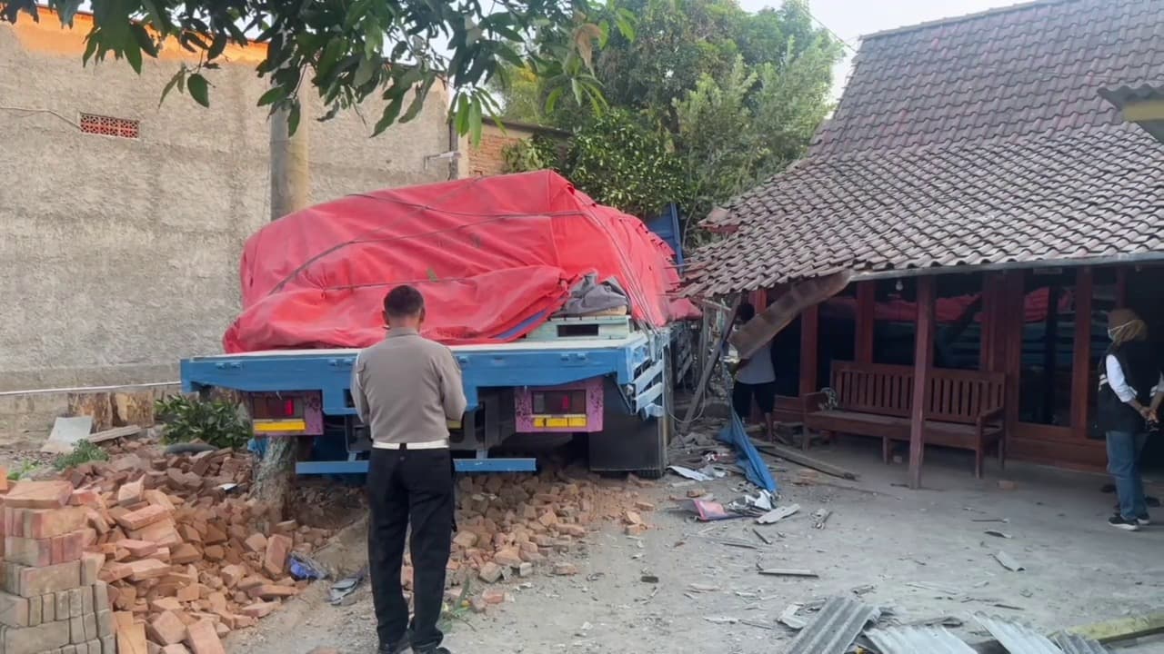Truk Tronton Tabrak Motor hingga Tabrak Dua Rumah, Satu Korban Tewas