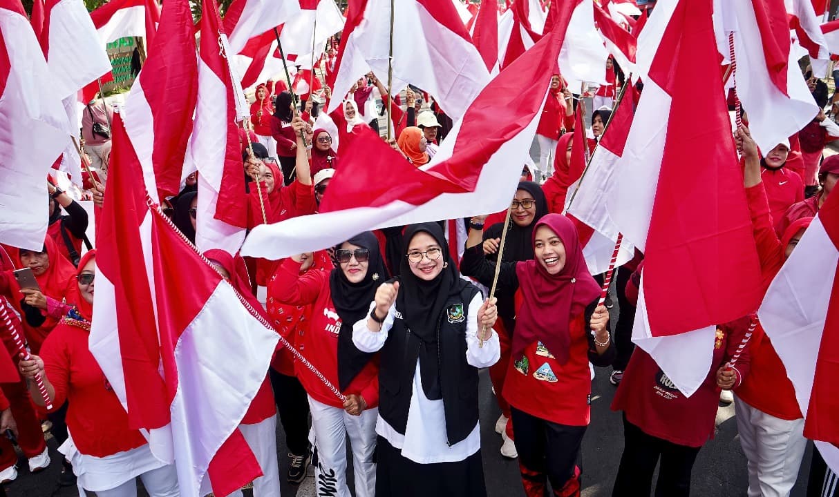 Peringati Kemerdekaan RI, ASN Banyuwangi Bagikan Ribuan Bendera Gratis untuk Warga
