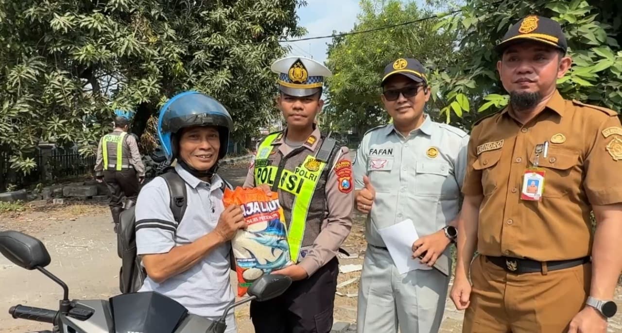 Razia Pajak di Trosobo Bikin Senyum: Kena 'Cegat' Malah Pulang Bawa Helm dan Sembako