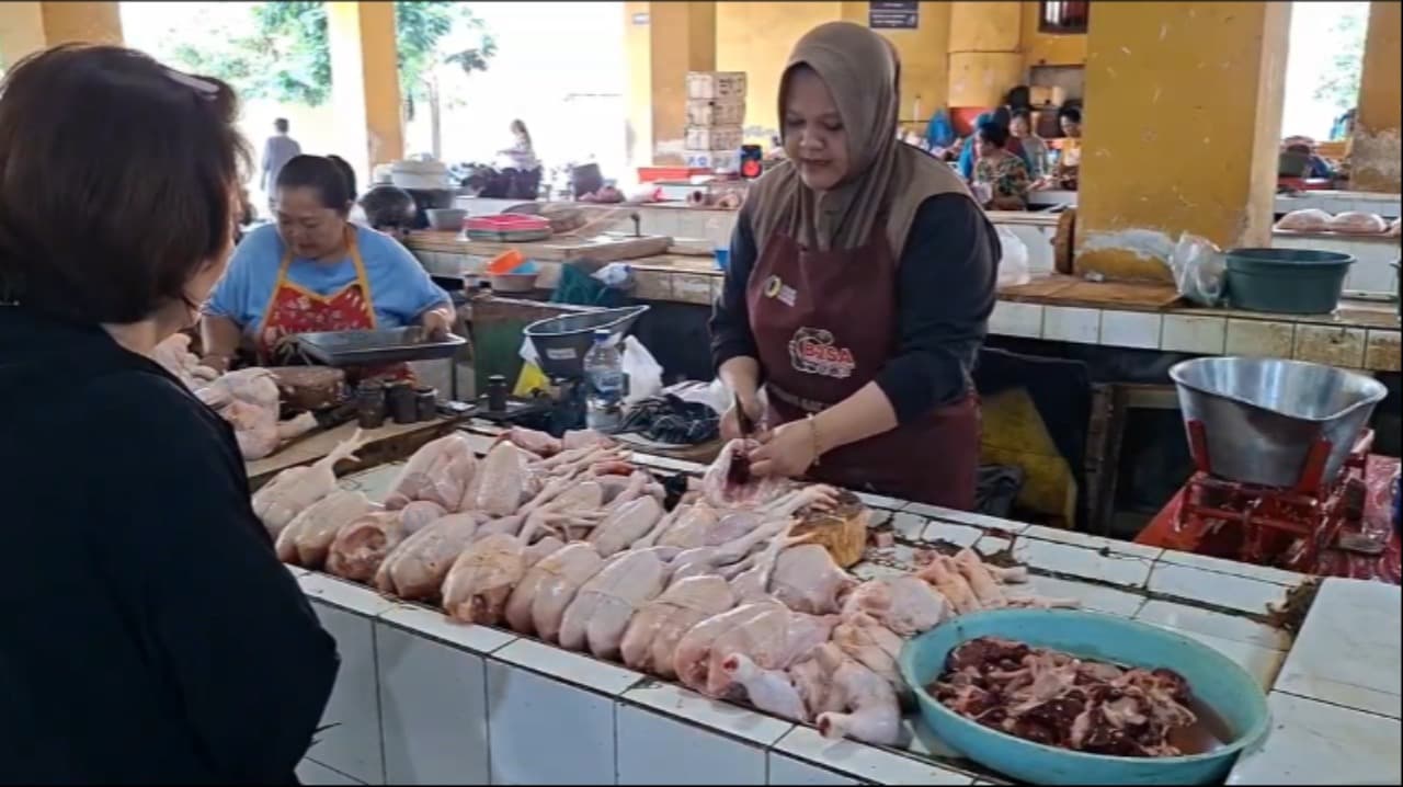Harga Daging Ayam di Pasar Besar Madiun Tembus Rp42 Ribu per Kilogram