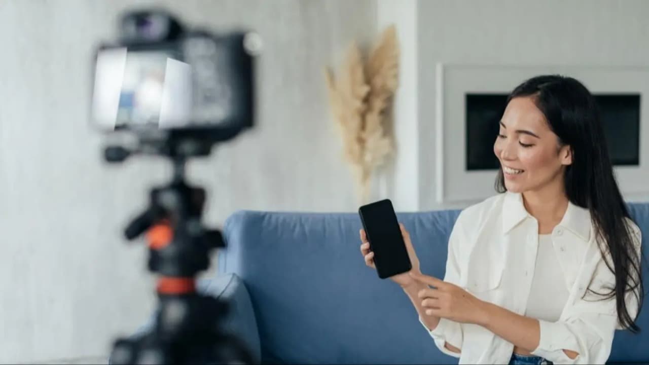 Kenapa Kita Betah Menonton Orang Lain Bersiap-Siap? Ini Fenomena di Balik Tren GRWM