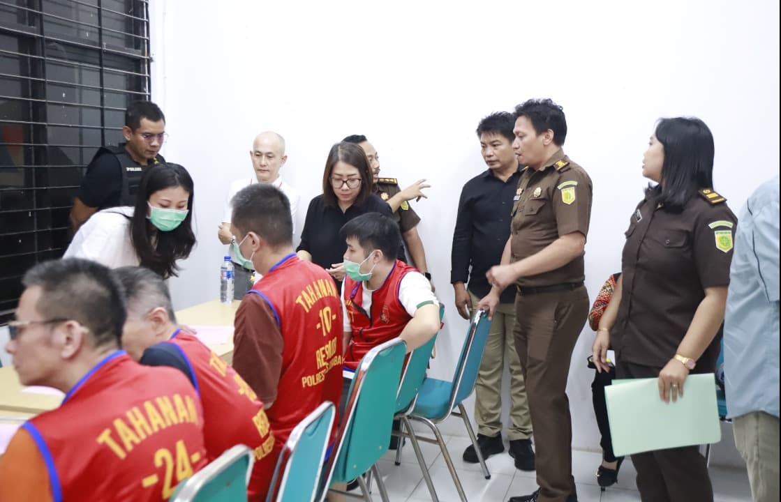 46 Tersangka Sindikat Love Scamming Dilimpahkan ke Kejari Surabaya