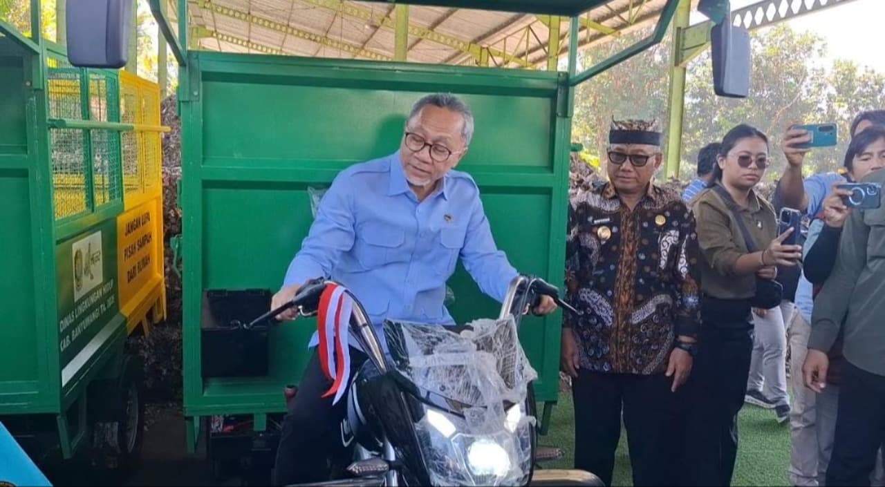 Menko Pangan Salurkan Armada Pengolahan Sampah Bantuan UEA untuk TPS3R Banyuwangi