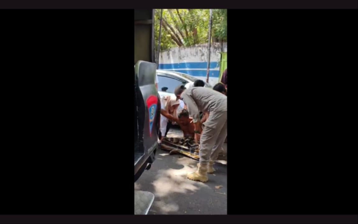 ODGJ Mengamuk di Atas Truk Trailer Depan Kantor DPRD Situbondo, Lalu Lintas Sempat Macet Total