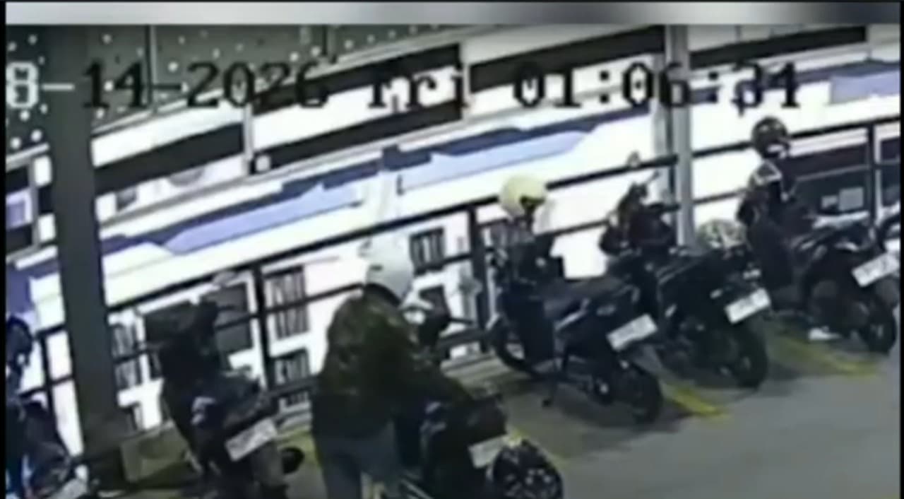 Terekam CCTV, Kawanan Curanmor Nekat Rusak Pintu Pagar demi Gasak Dua Motor di Asrama Mahasiswa Surabaya