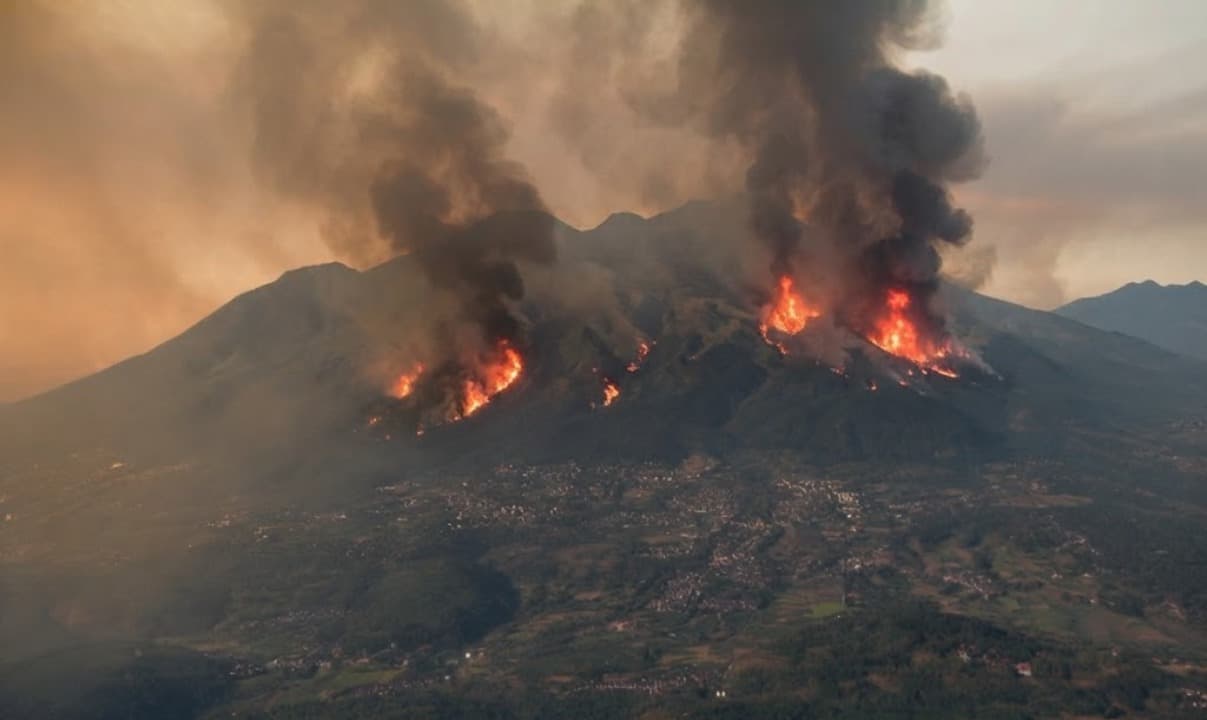 Kebakaran Arjuno Welirang Belum Padam, Water Bombing Terkendala Angin dan Kabut