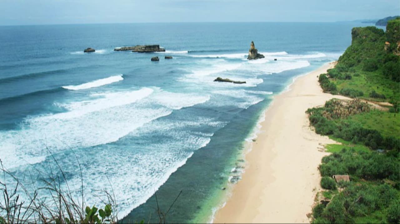 Pantai Buyutan, Pesona Mahkota Karang di Laut Pacitan