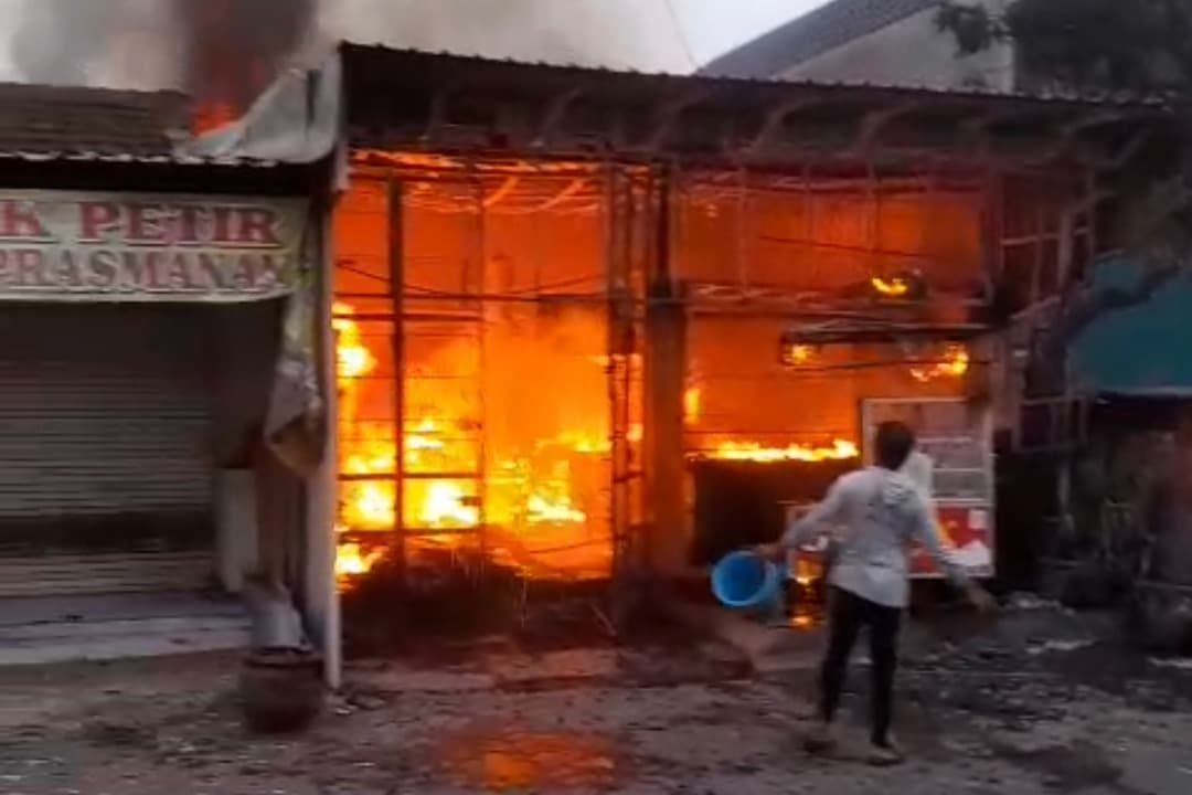 Rumah dan Toko Frozen Food di Perumtas 3 Wonoayu Ludes Terbakar