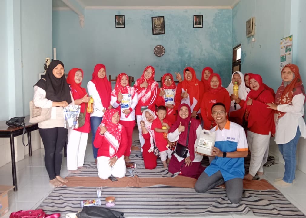 Marvel Professional Laundry Gandeng PKK Medokan Sawah Timur, Tukar Minyak Jelantah dengan Layanan Cuci Gratis