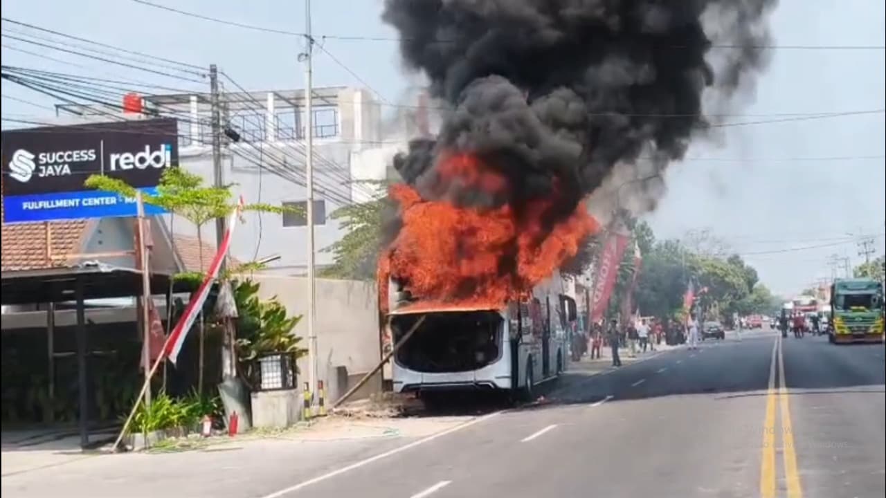 Diduga Korsleting Listrik, Bus Eka Terbakar Hebat, Api Membumbung Tinggi