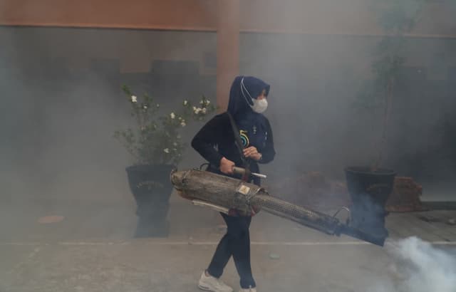 Jelang Muktamar ke-35 NU, Ning Lia Bantu Petugas Dinkes Lakukan Fogging di Ponpes Bahrul Ulum Jombang
