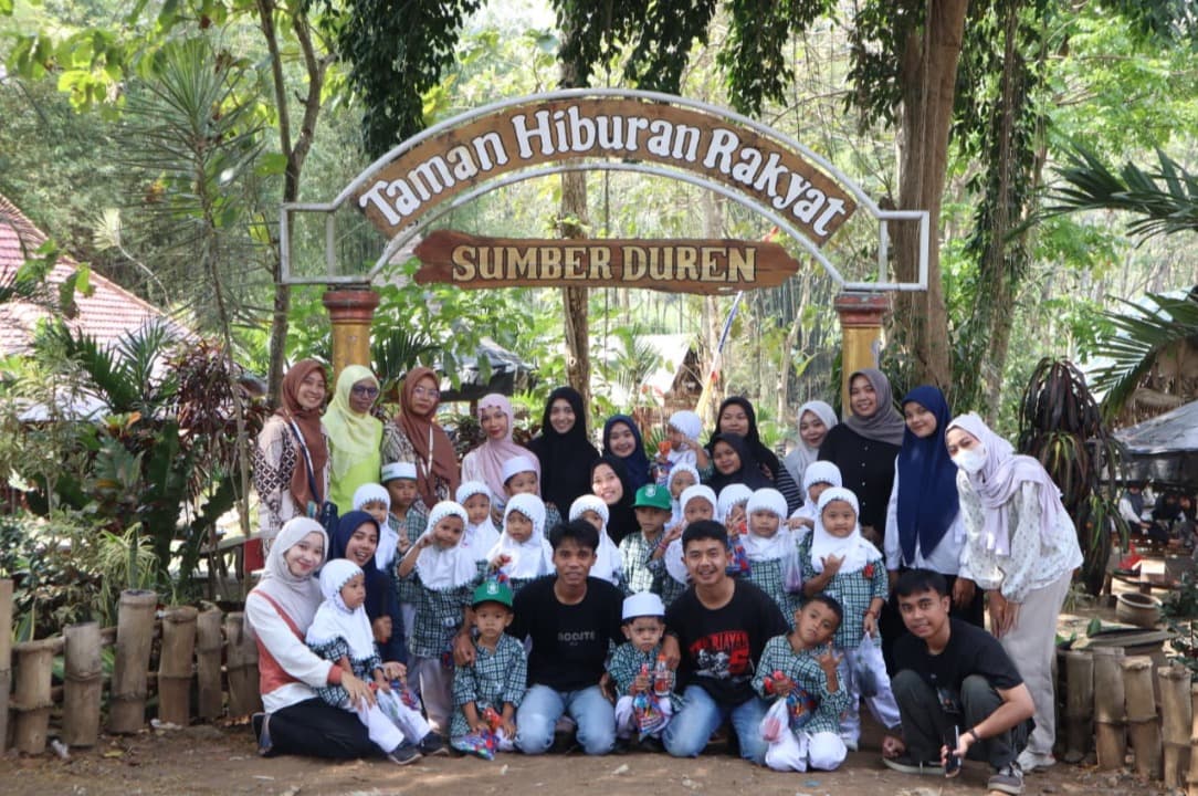 Mahasiswa KKN-T 02 UNIRA Malang Uji Coba Paket Wisata Edukasi Ramah Anak di Sumber Duren