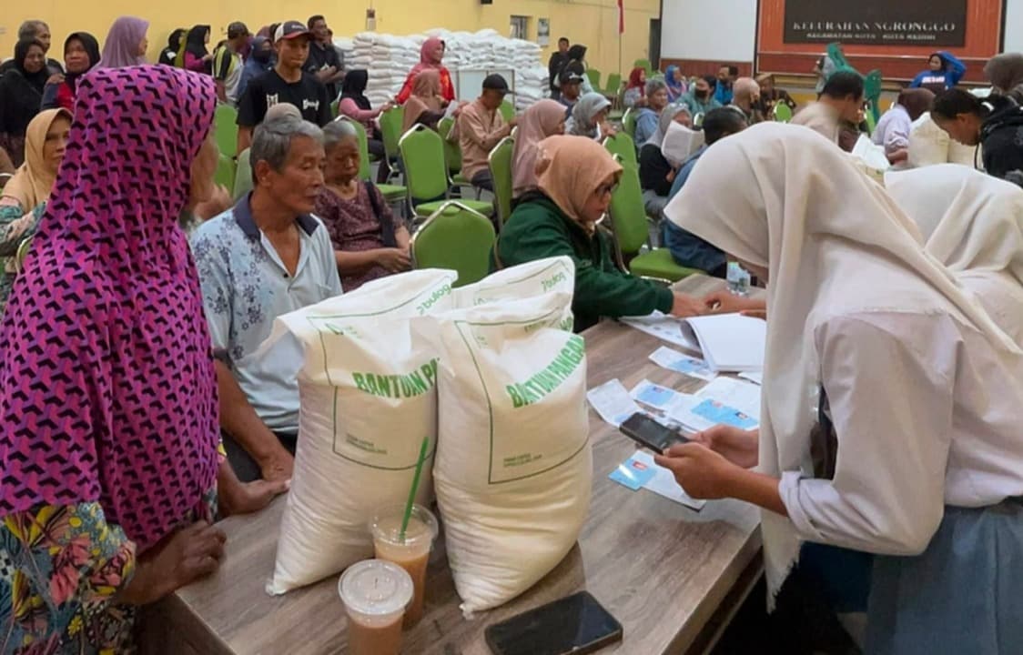 Bulog Kediri Salurkan 1.060 Ton Bantuan Pangan Beras Kepada 35.336 Warga Kota Kediri
