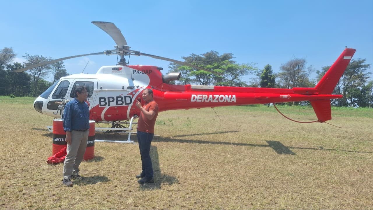 Tim BPBD Jatim Intensifkan Water Bombing Padamkan Karhutla Gunung Arjuna Welirang