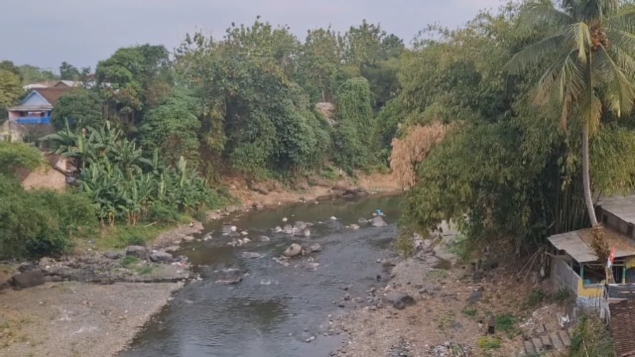Bedadung Surut, Warga Manfaatkan Dasar Sungai