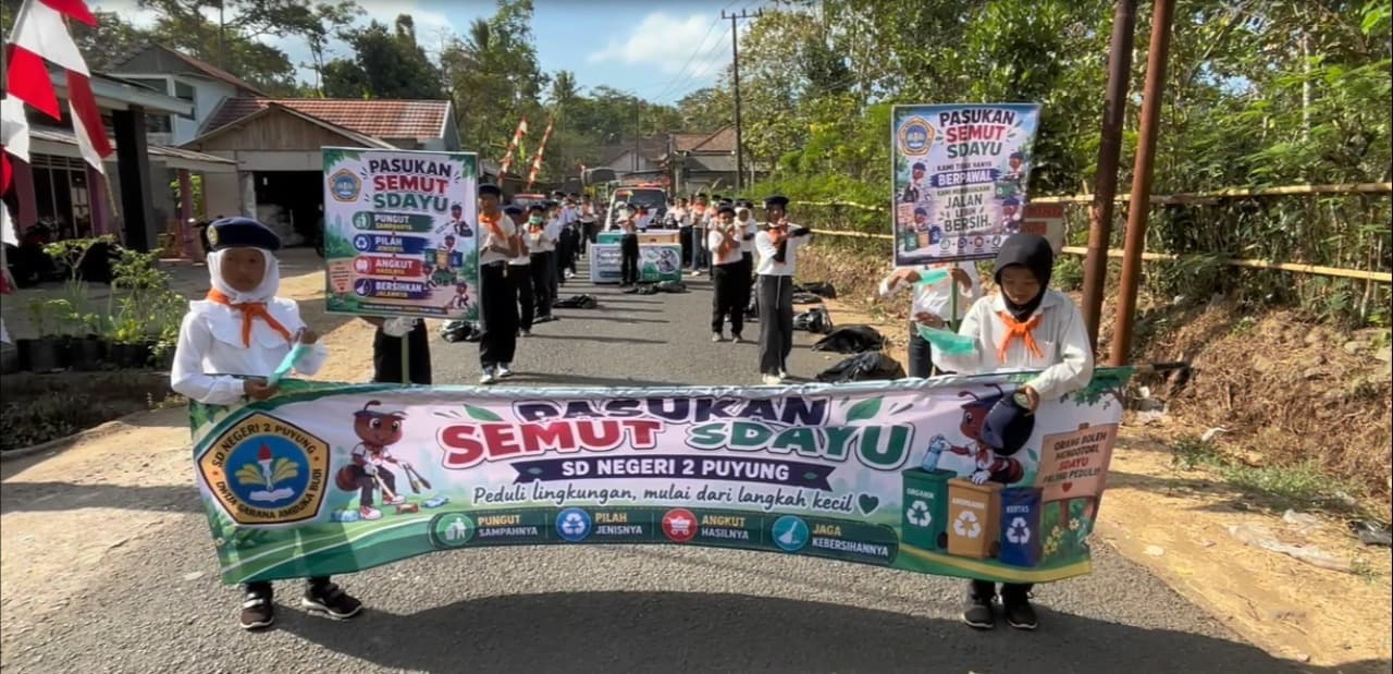 Aksi Unik Pasukan Semut Sdayu Sapu Bersih Sampah di Tengah Kemeriahan Pawai Kemerdekaan