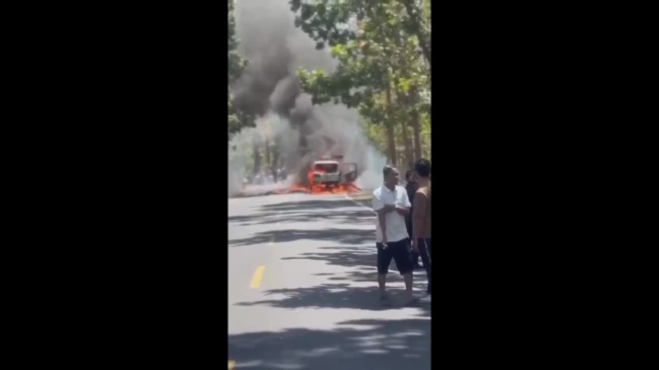 Truk Muatan Kompor Listrik Terbakar Di Baluran