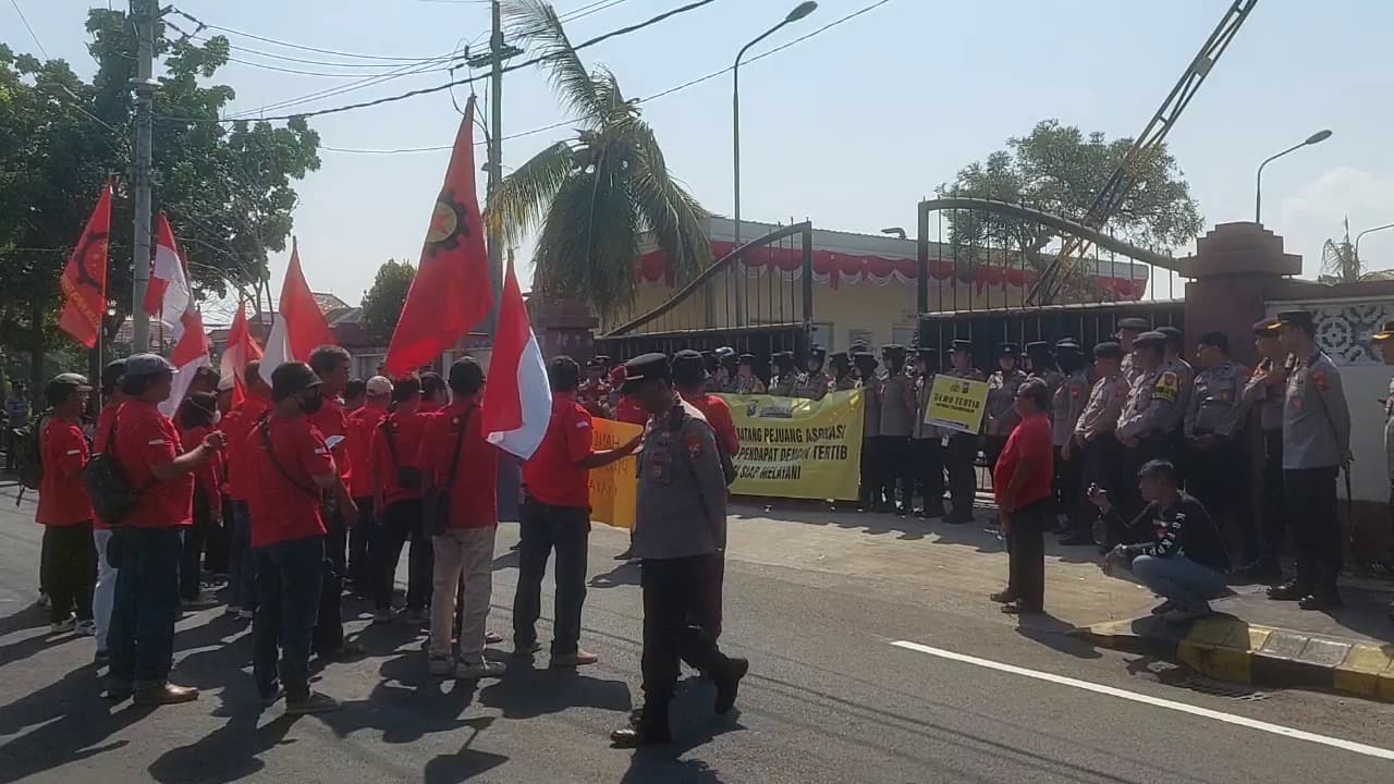 Tuntut RUU Perampasan Aset Segera Disahkan, Serikat Buruh Madiun Raya Geruduk Gedung DPRD
