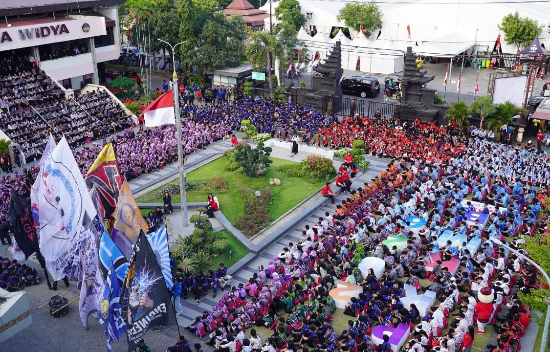 PKKMB Untag Surabaya: 3.160 Mahasiswa Baru Diajak Peduli atas Kondisi Indonesia