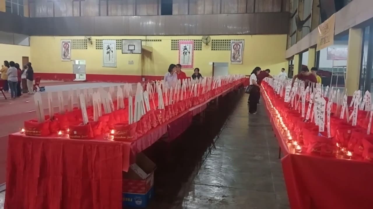 Terangi Altar untuk 900 Mendiang, Umat Klenteng Tjoe Tik Kiong Gelar Sembahyang Jao Tu