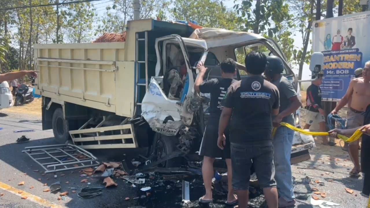 Dua Truk Bertabrakan di Ngawi, Satu Orang Tewas dan Dua Luka-Luka