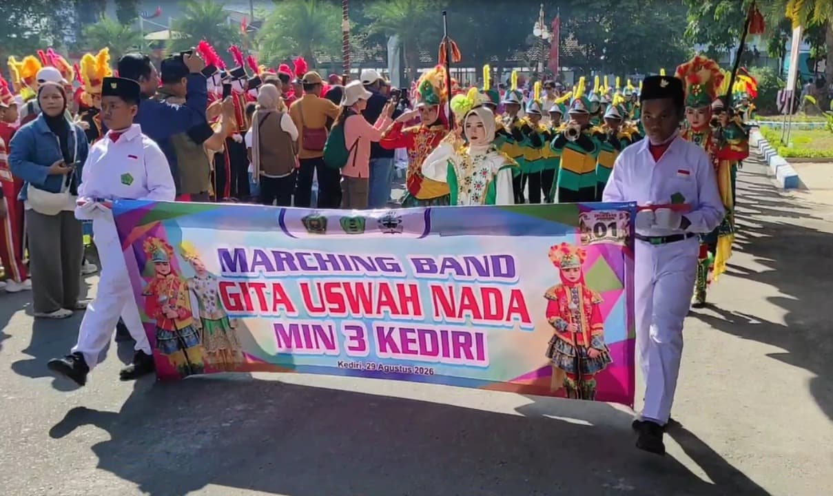 Semarak HUT Ke-81 RI: Ribuan Pelajar MI se-Kediri Adu Merdu Drumband, Tempuh Rute Pemkab hingga SLG