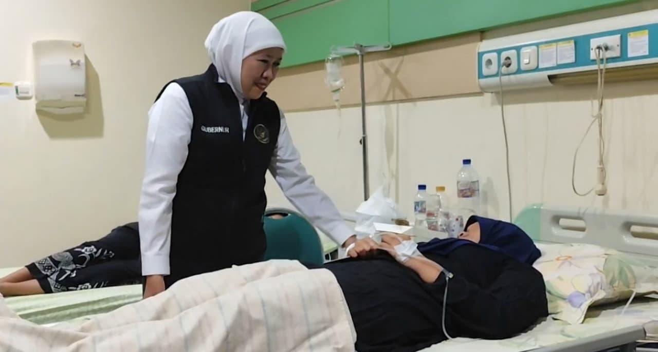 Gubernur Khofifah Jenguk Para Santri Korban Keracunan MBG di RS Siti Hajar