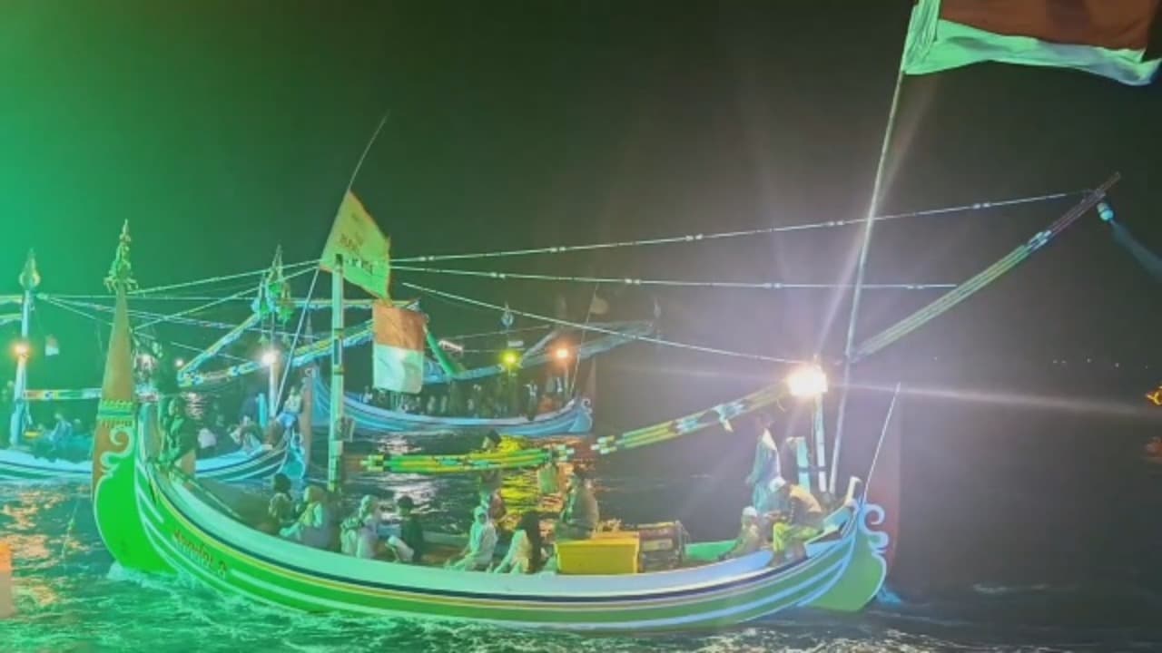 Tradisi Unik, 50 Perahu Bercahaya Gelar Sholawat Burdah