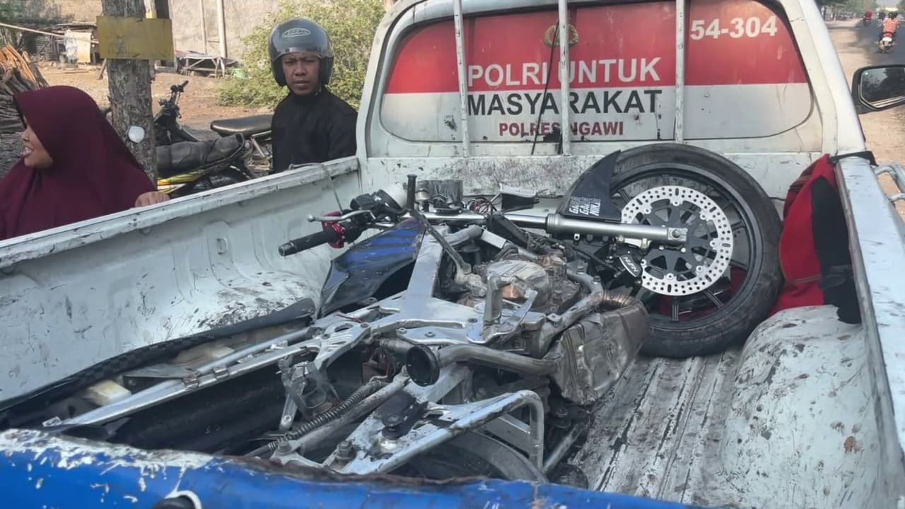 Diduga Mengantuk, Pemotor Tewas Setelah Terjatuh ke Parit di Ngawi